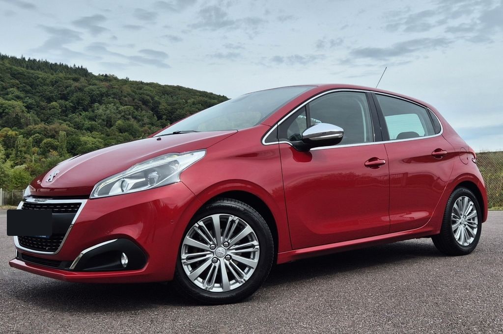 Peugeot 208 Allure 1.6 HDI, Navi, Erstzulassung 05/2017, 60.200 Kilometer, Rot